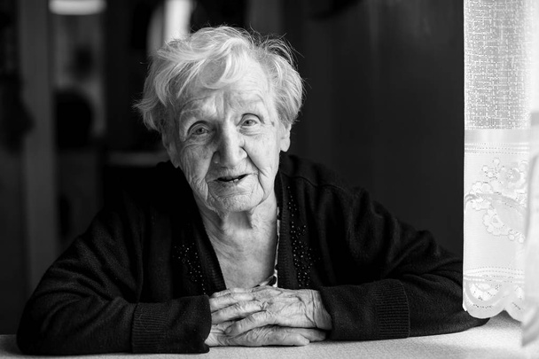 ηλικιωμένη γυναίκα πορτρέτο - Φωτογραφία, εικόνα