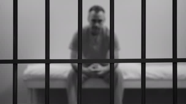 mężczyzna więzień w więzieniu - Materiał filmowy, wideo