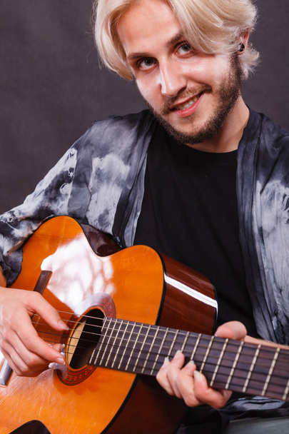 Blonde man playing acoustic guitar - Zdjęcie, obraz