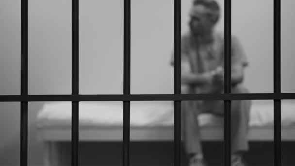 hombre preso en prisión
 - Metraje, vídeo
