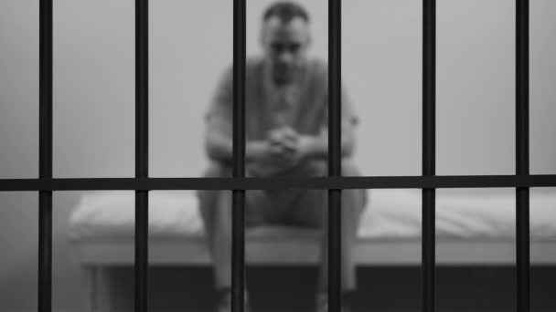 mężczyzna więzień w więzieniu - Materiał filmowy, wideo