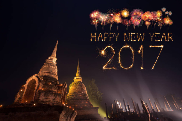 2017 szczęśliwy Nowy Rok Fajerwerki nad park historyczny Sukhothai, Tha - Zdjęcie, obraz