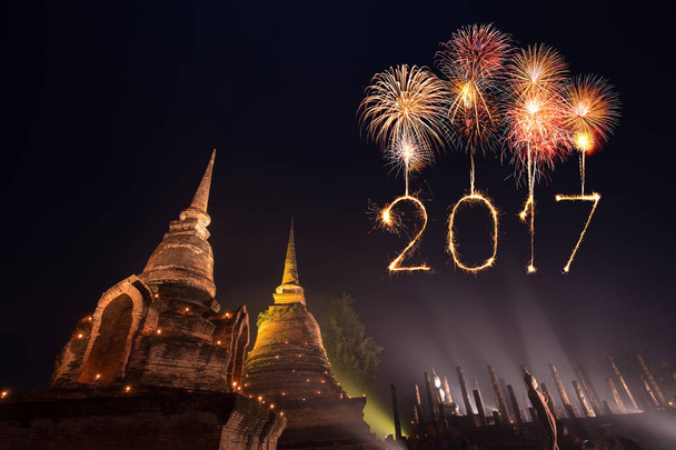 2017 szczęśliwy Nowy Rok Fajerwerki nad park historyczny Sukhothai, Tha - Zdjęcie, obraz