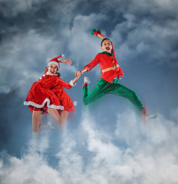 Enfants drôles dans Peter pan et costumes de jeune fille de neige
 - Photo, image