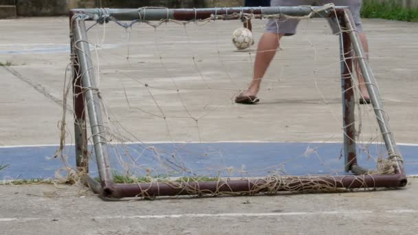 プールの男の子、古いサッカーを蹴る男と裂傷と純裂傷小さな目標があります。. - 映像、動画