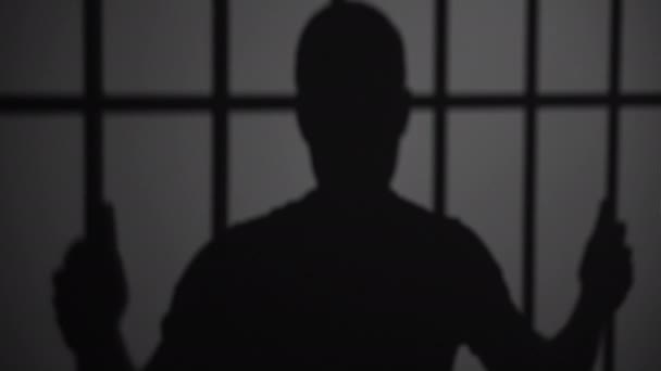 sylwetka człowieka w więzieniu - Materiał filmowy, wideo