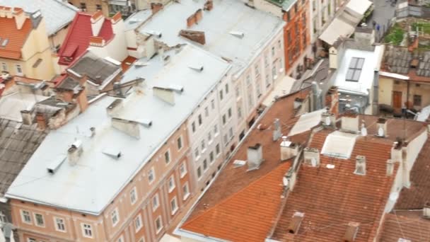  Dachy budynków starego miasta Europejskiego we Lwowie na Ukrainie od powyżej. Panorama w 4k 3840 x 2160 - Materiał filmowy, wideo