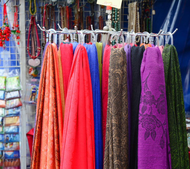 Sprzedaż wyrobów włókienniczych w Chinatown, Singapur. - Zdjęcie, obraz