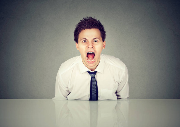 Angry young business man screaming  - Foto, Imagen