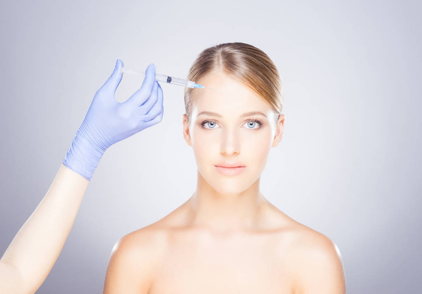 Kadının yüzü içine enjeksiyon yapma doktor - Fotoğraf, Görsel