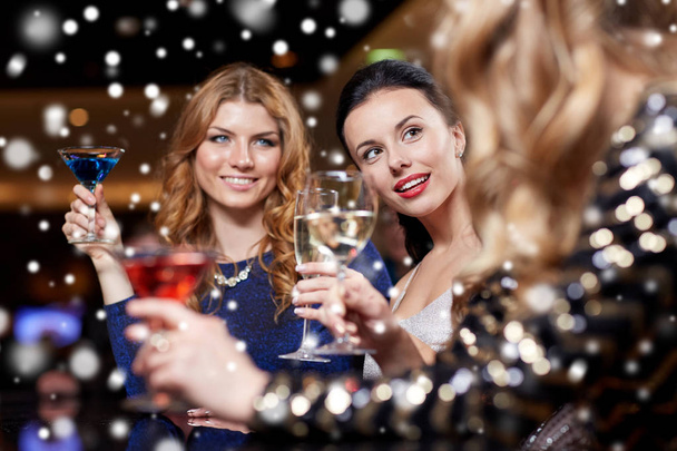 счастливые женщины с напитками в ночном клубе
 - Фото, изображение