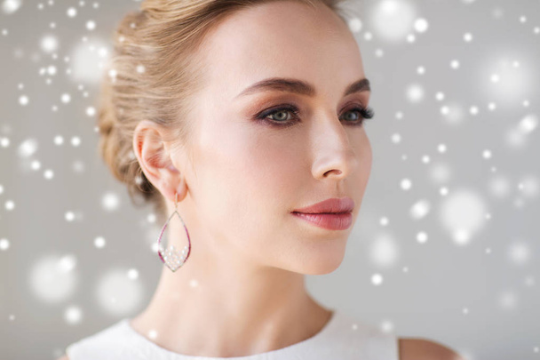 primo piano della donna con orecchino di perle sulla neve
 - Foto, immagini
