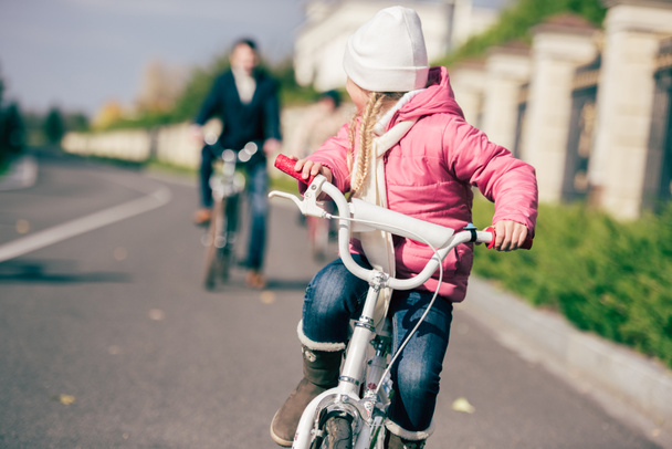 ładny mały Dziewczyna jazda rowerem - Zdjęcie, obraz