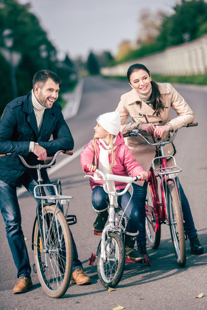 Happy family with bicycles - Фото, изображение