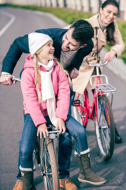 Happy family with bicycles - Φωτογραφία, εικόνα