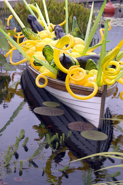 лодка в пруду
 - Фото, изображение