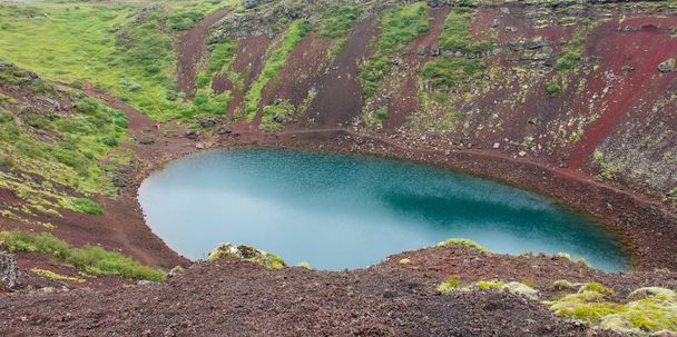 Kerid はターコイズ色 - アイスランドのカルデラ湖です。 - 写真・画像
