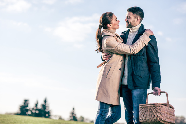 glückliches Paar mit Picknickkorb  - Foto, Bild