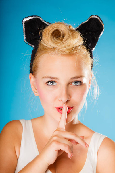 Pin up style, retro girl with silence sign. - Foto, afbeelding