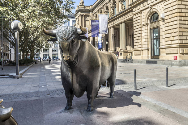 Статуи Быка и Медведя на Франкфуртской фондовой бирже во Фра
 - Фото, изображение