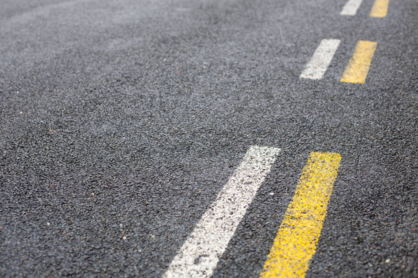 Linhas de estrada paralelas em branco e amarelo
 - Foto, Imagem