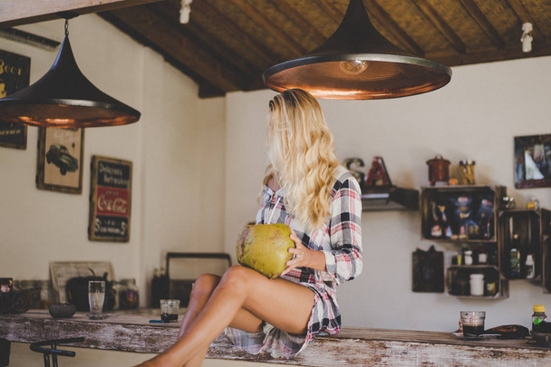 young woman with exotic fruit - Foto, Bild