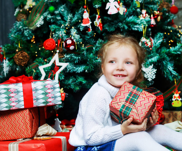 girl with presents - Foto, afbeelding