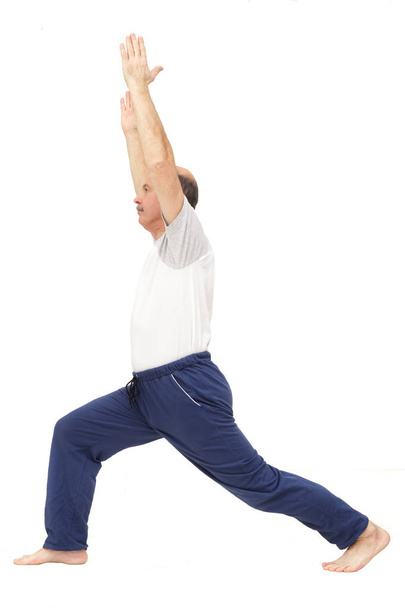 Uomo anziano praticare yoga o fitness
. - Foto, immagini