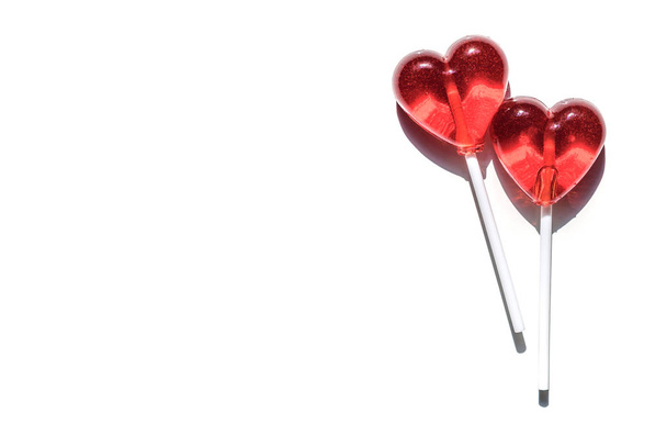 Dos piruletas. Corazones rojos. Dulces. Concepto de amor. San Valentín
 - Foto, imagen