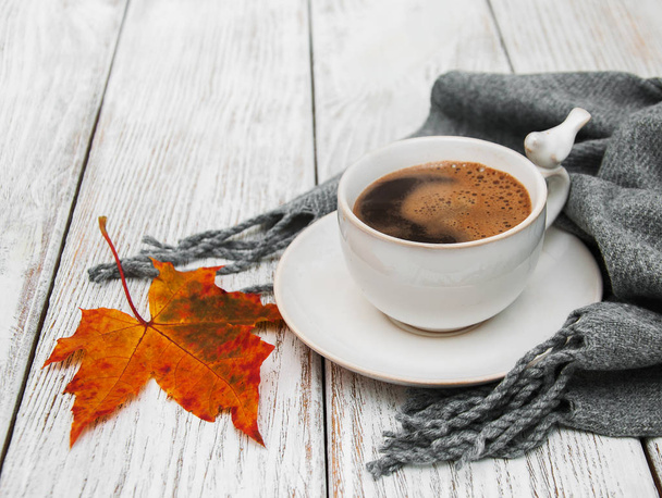 filiżanka kawy i jesienne liście - Zdjęcie, obraz