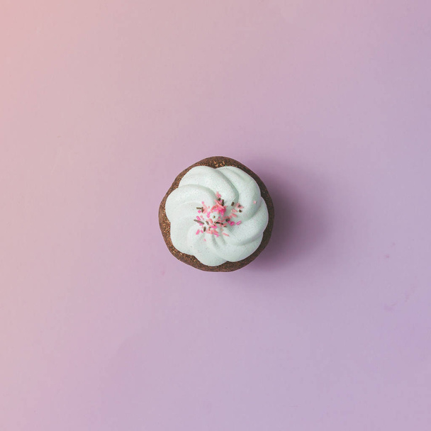 Cupcake avec garniture crème
 - Photo, image
