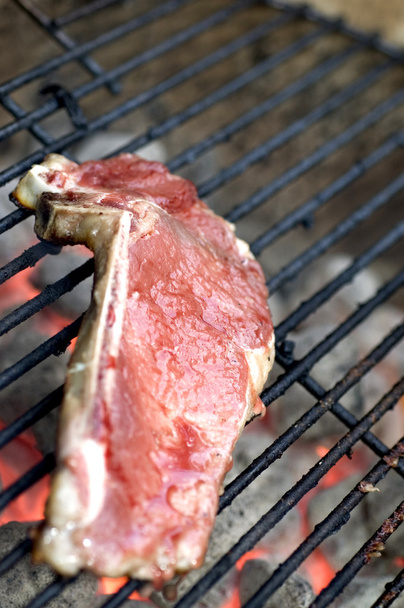 thin sliced shell steaks on grill - 写真・画像