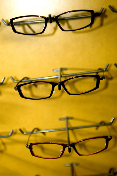 eyeglasse frames op muur weergave - Foto, afbeelding