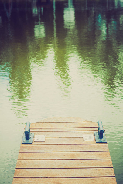 Muelle de madera y agua azul
 - Foto, imagen