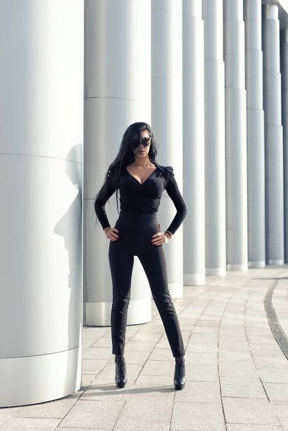brunette with long legs near the columns - Foto, immagini