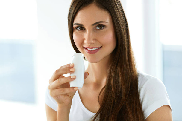 Woman On A Healthy Diet. Girl With Drinking Yoghurt, Dairy Drink - Foto, imagen
