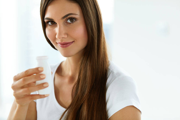 Healthy Diet. Beautiful Smiling Woman Drinking Natural Yoghurt - Zdjęcie, obraz