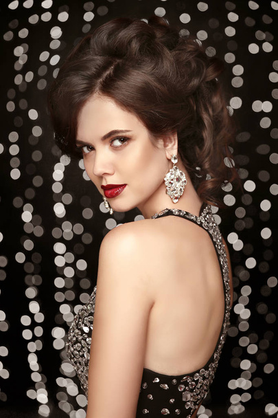 Makeup. fashion jewelry, beautiful  woman in beaded dress, elega - Foto, afbeelding