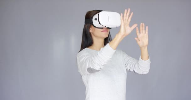 kobieta z wirtualną rzeczywistością okulary 3D - Materiał filmowy, wideo