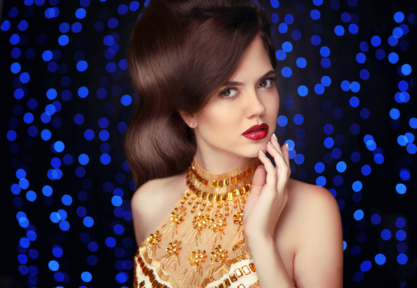 Makeup. Beautiful fashion woman in gold, elegant lady in expensi - Foto, immagini