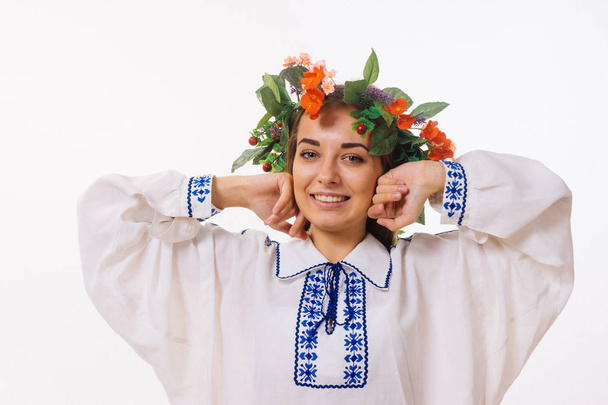 mooie blonde meisje in klederdracht. Wit-Rusland - Foto, afbeelding