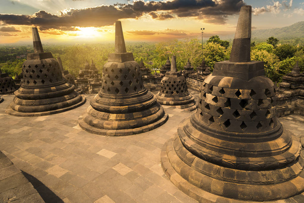 Borobudur Tapınağı, Endonezya gün batımında - Fotoğraf, Görsel