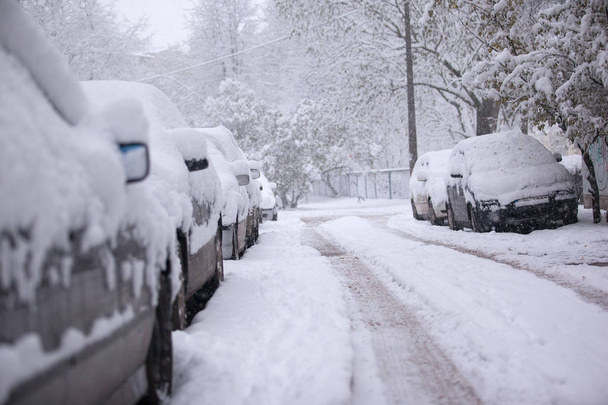carros estacionados cobertos de neve - tempestade de neve - Foto, Imagem