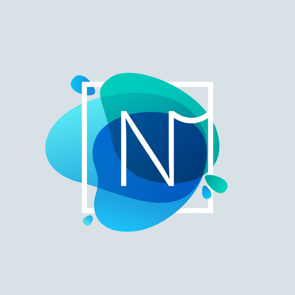 青い水彩スプラッシュで正方形のフレームで N 文字ロゴ - ベクター画像