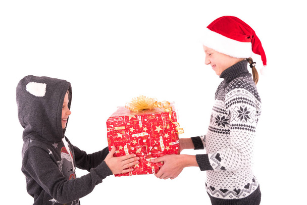 2 ragazza adolescente con un regalo di Capodanno
 - Foto, immagini