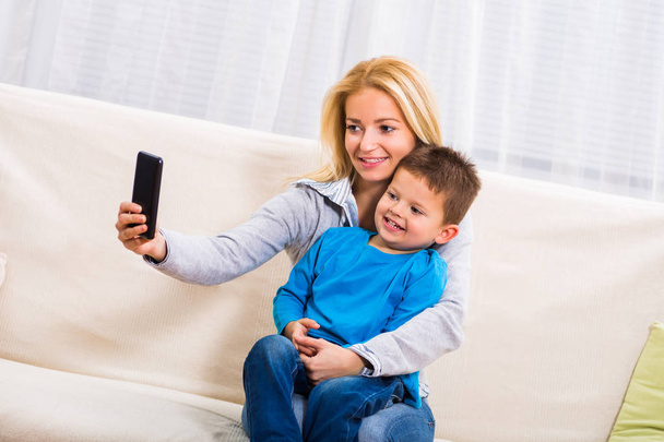 Mãe e filho tomando selfie
 - Foto, Imagem