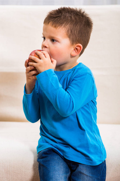 Little boy eating apple - Zdjęcie, obraz