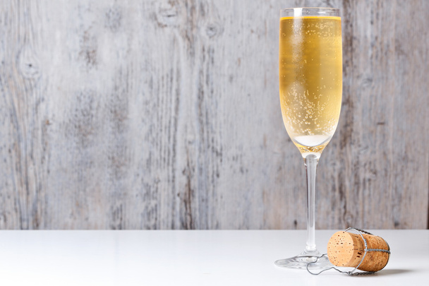 Champagne glass and cork - Foto, afbeelding