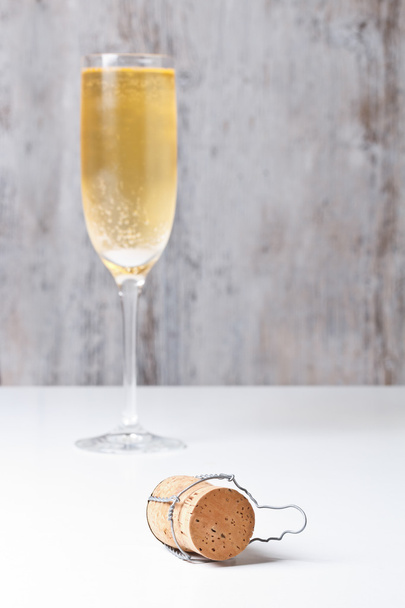 Champagne glass and cork - Foto, imagen