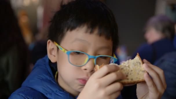 boy eating sandwich - 映像、動画